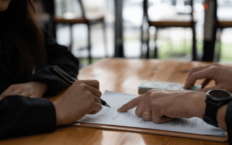 Signature d'un contrat d’assurance pour un prêt immobilier