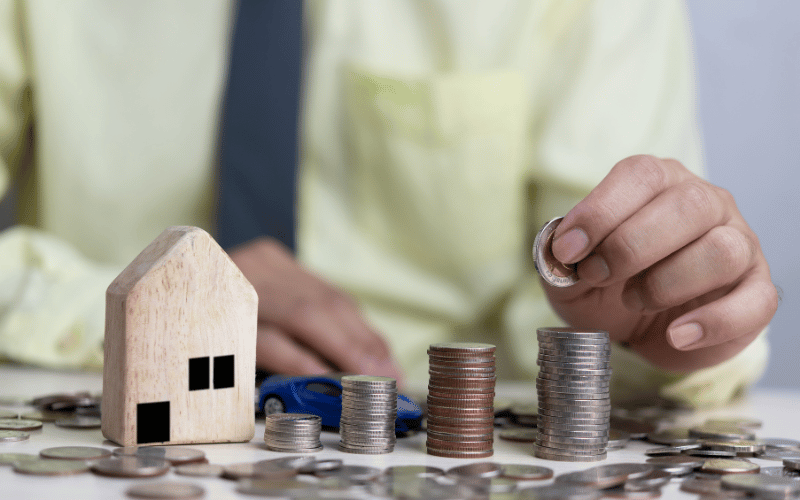 Personne empilant des pièces, préparant un apport pour un prêt immobilier
