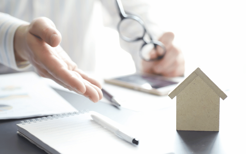 Un conseiller explique les calculs d'un prêt immobilier à un client
