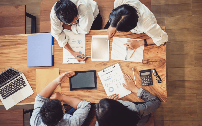 Experts financiers travaillant à la concrétisation d’un projet