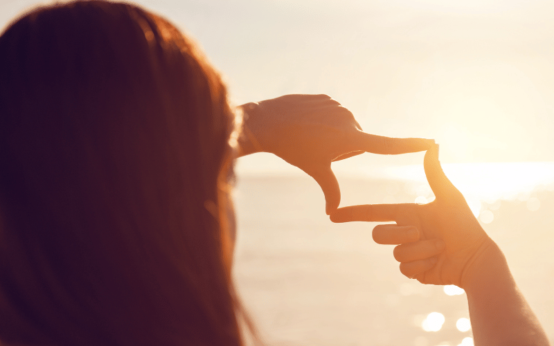 Personne qui encadre l'horizon, signe de prévoyance