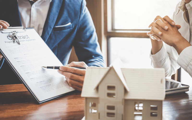 Conseiller présentant à son client des solutions pour gérer son patrimoine financier; immobilier et ses investissements