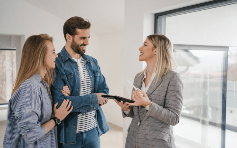 Conseiller en gestion de patrimoine immobilier avec des clients