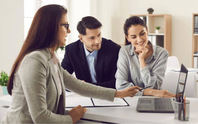 Une conseillère explique les types de prêts professionnels à ses clients