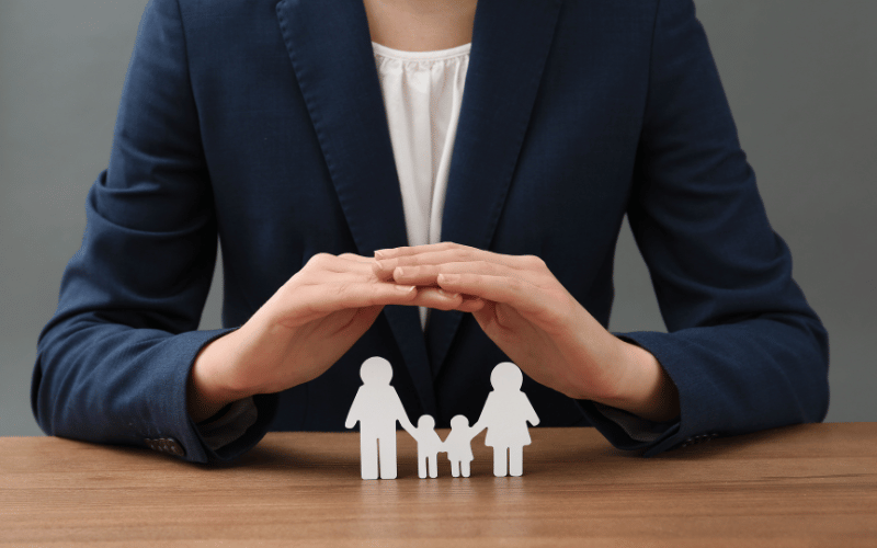 Mains au-dessus d’une famille, symbolisant la prévoyance pour sécuriser l'avenir des proches