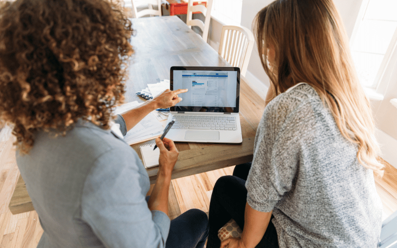 Conseiller présentant à sa cliente les conditions d’une assurance de personne