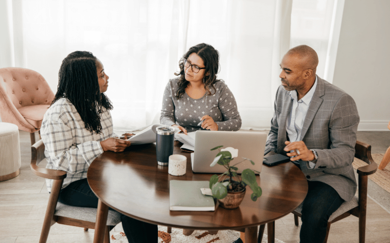 Conseiller discutant d’une assurance de biens pour ses clients